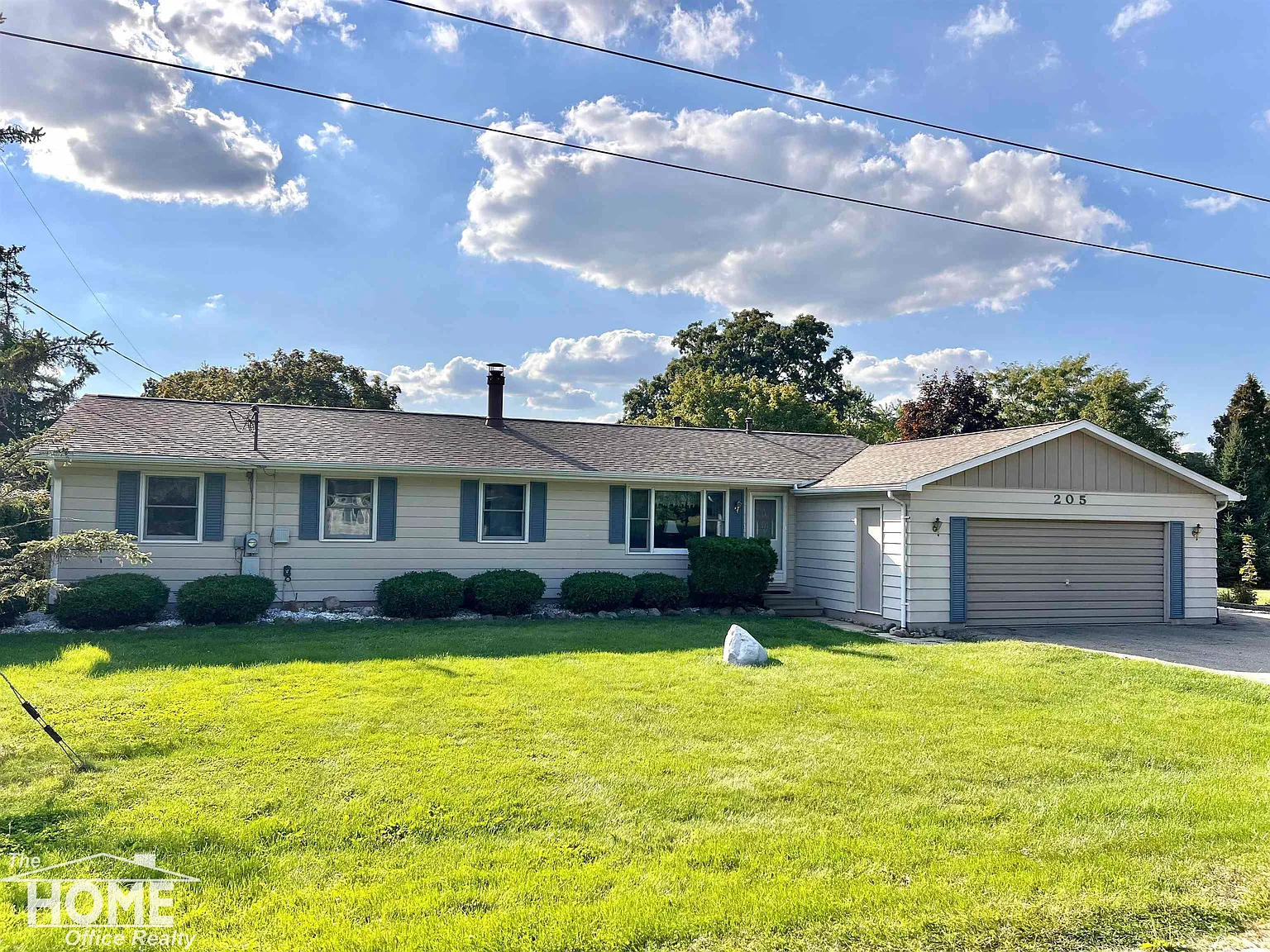205 Sylvia Dr photo 1