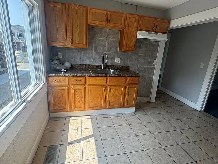 2176 Springle St — Photo 8