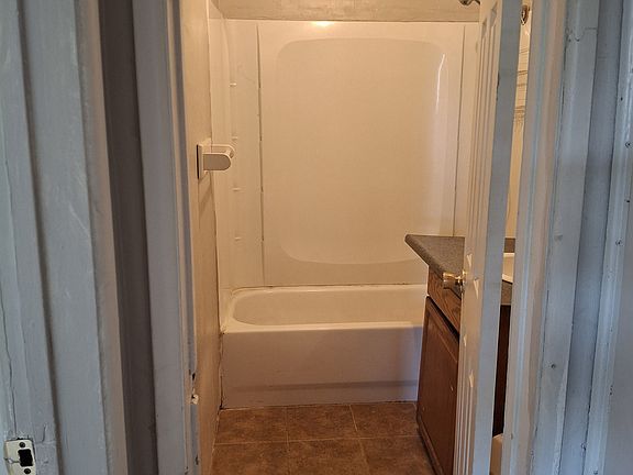 5th image of 2408 Lucky St