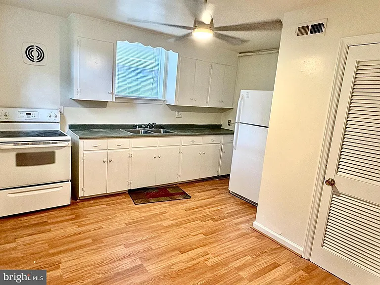 1316 Rowe St #A — Photo 8