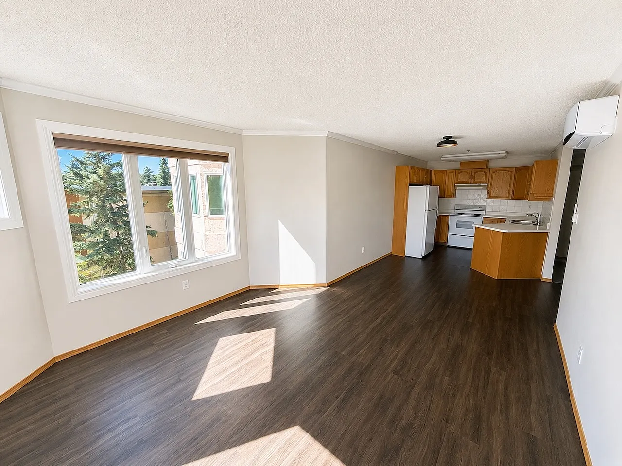 2 Bed 2 Parking Large Balcony Forest Heights Edmonton — Photo 3