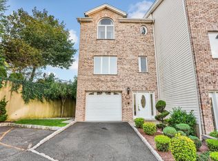5 Hops Commons Ct, Secaucus, NJ 07094