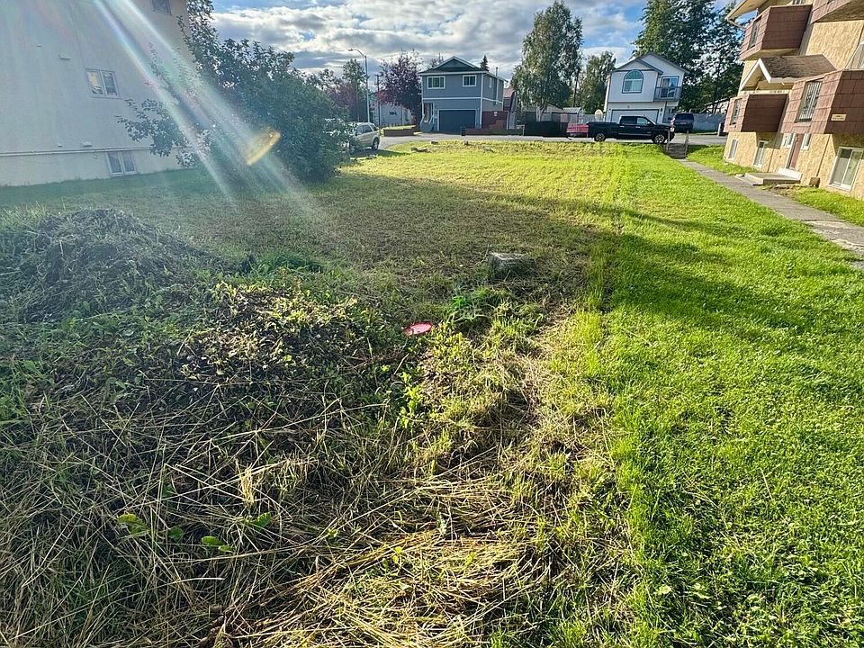 2nd image of 837 E 11th Ave