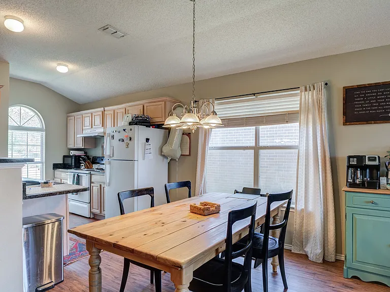505 N Iola Ave — Photo 6