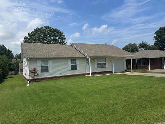 3rd image of 805 Leewood Dr