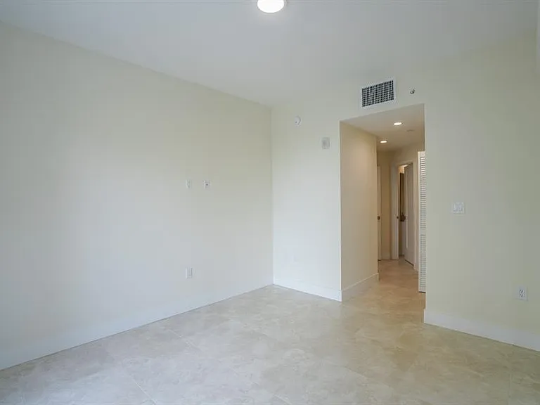 1091 Galiano St #304 — Photo 17