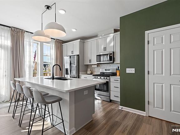 3rd image of 9 Arnold Dr