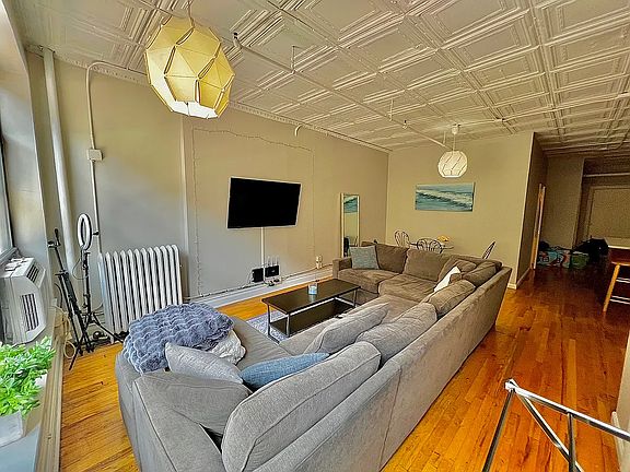 3rd image of 115 W 23rd St APT 31