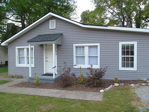 1107 England St NE Photo 1