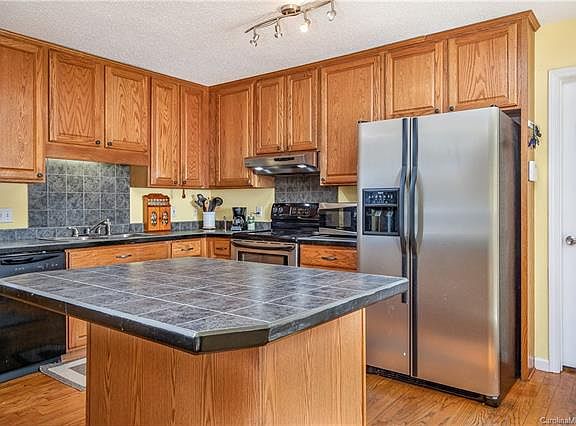 5th image of 92 Harrison Hill Rd