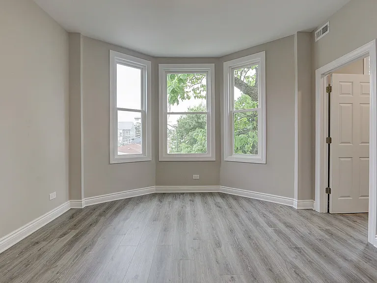 2815 N Hamlin Ave #2F — Photo 4