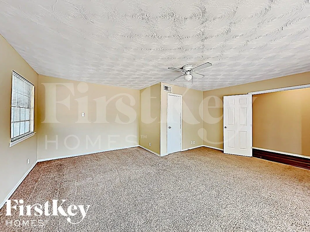 3 bed, 2.0 bath, 1784 sqft, $2,010 — Photo 2