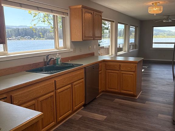 3rd image of 744 NE Lake Dr