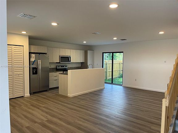 5th image of 916 NW 8th St #6