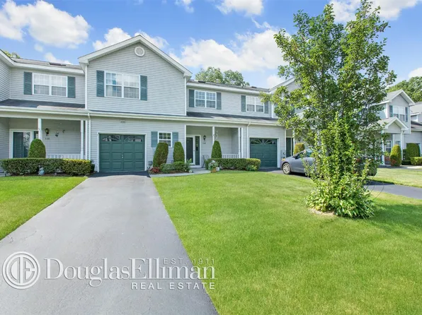 118 Willow Wood Dr, Oakdale, NY 11769