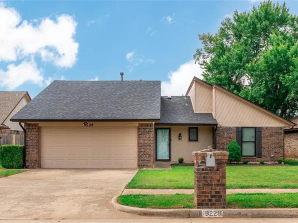9228 Apple Dr, Midwest City, OK 73130