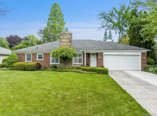 562 Lake Shore Ln, Grosse Pointe Woods, MI 48236