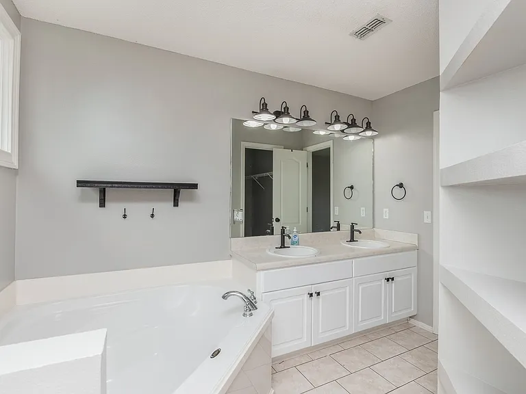 617 Hanley Downs Dr — Photo 16