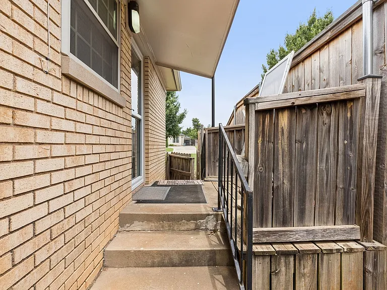 1108 Larchmont Ln — Photo 42