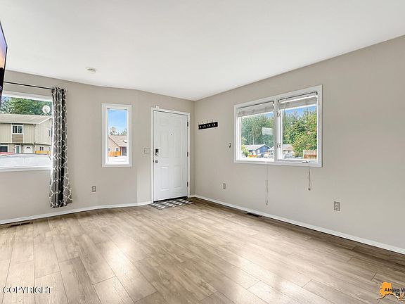 5th image of 7676 Snow View Dr