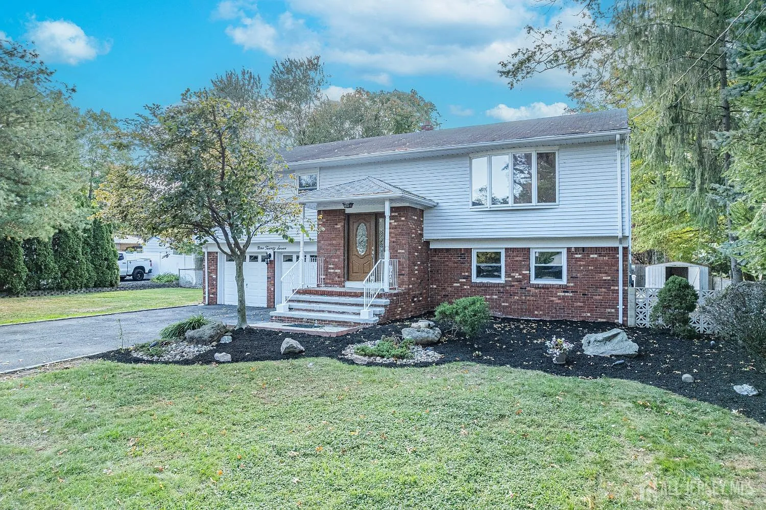 4 bed, 2.0 bath, 1554 sqft, $3,800 — Photo 2