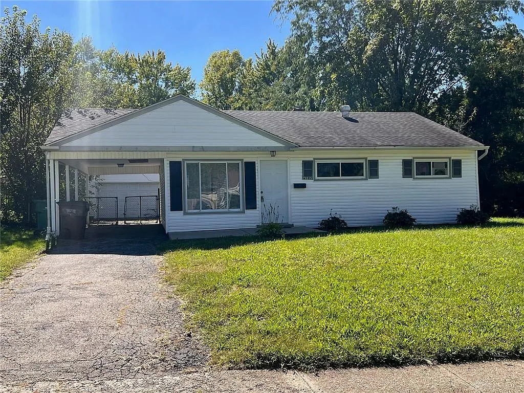 3 bed, 1.5 bath, 810 sqft, $1,300 — Photo 1