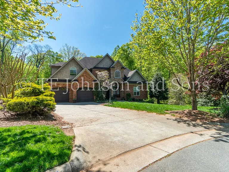 1112 Oakencroft Ct — Photo 1