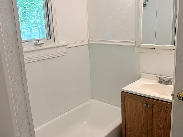 1601 Holyrood Rd — Photo 34
