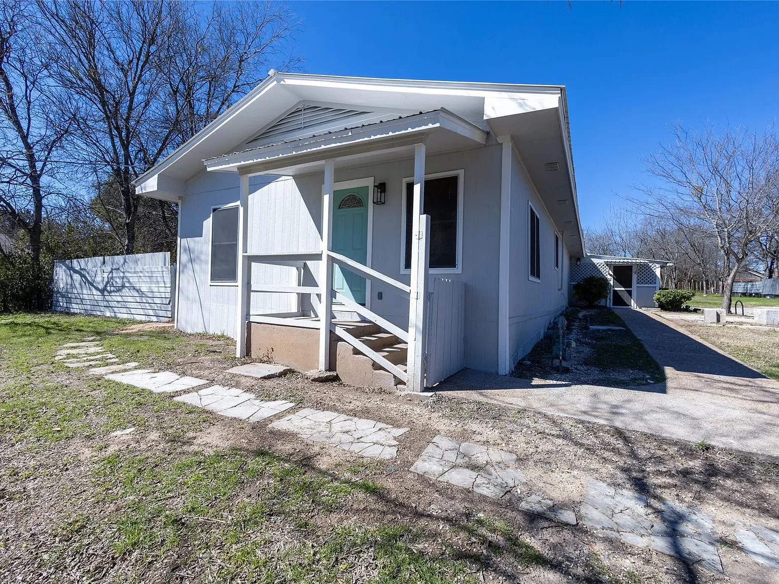 3 bed, 1.0 bath, 1132 sqft, $1,495 — Photo 2