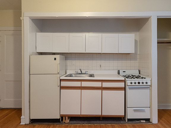 2nd image of 429.5 W Belden Ave #D202b