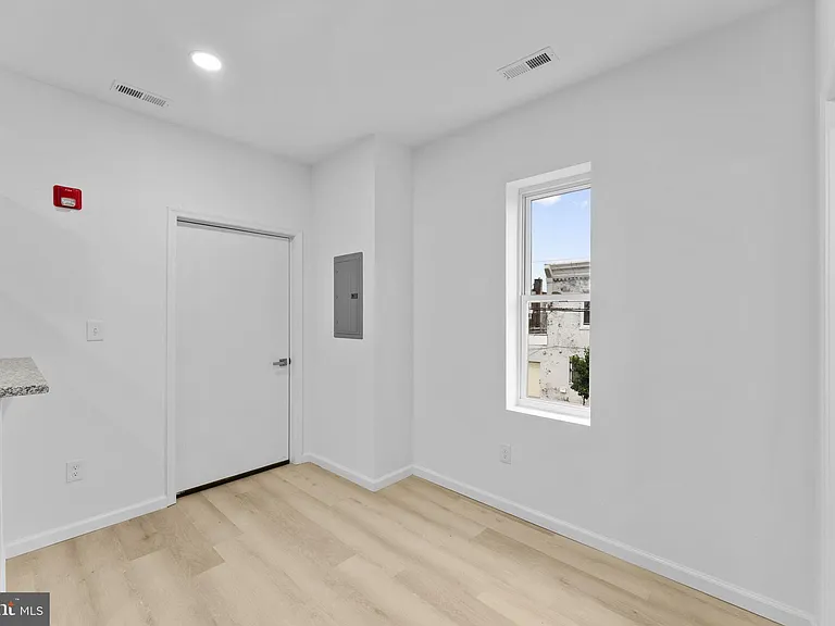 2600 S 7th St — Photo 11