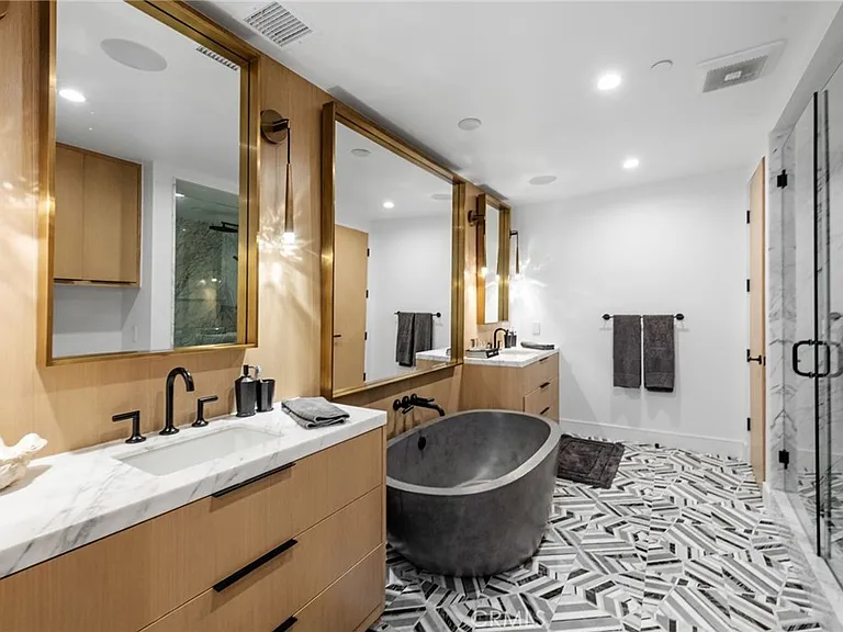 2200 The Strand #A — Photo 22