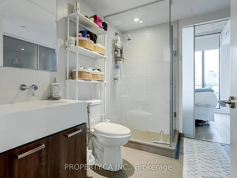 560 King St W #1111 — Photo 12