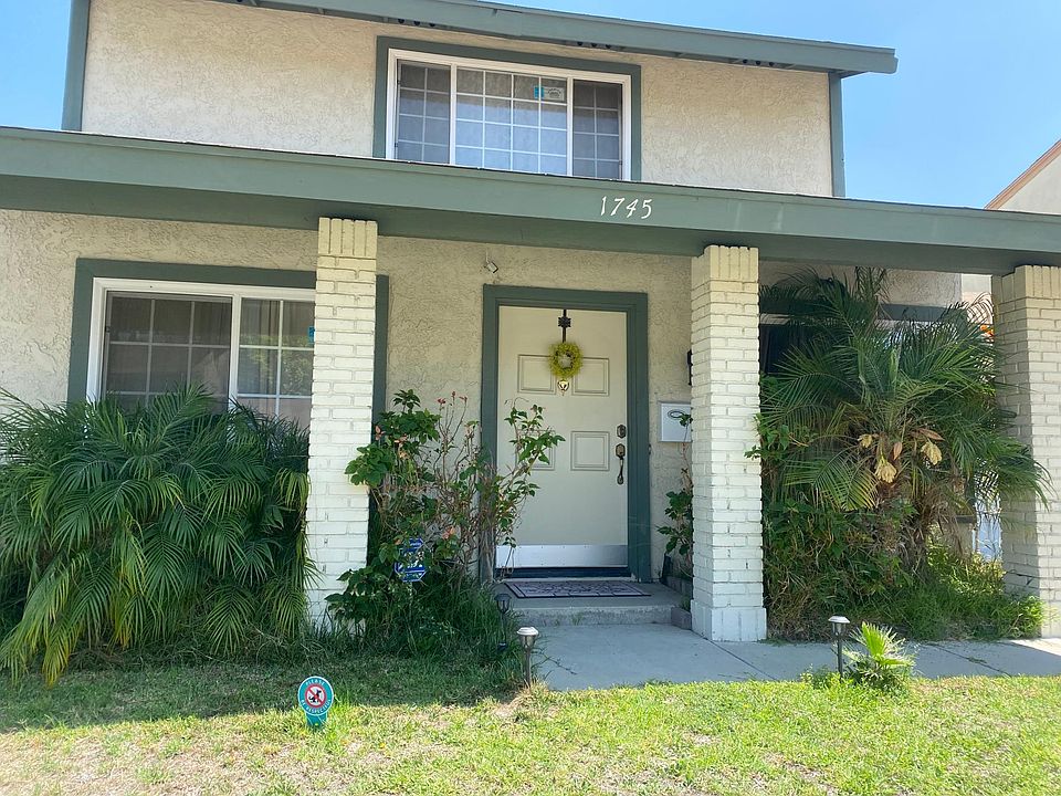1st image of 1745 E Oakridge Cir