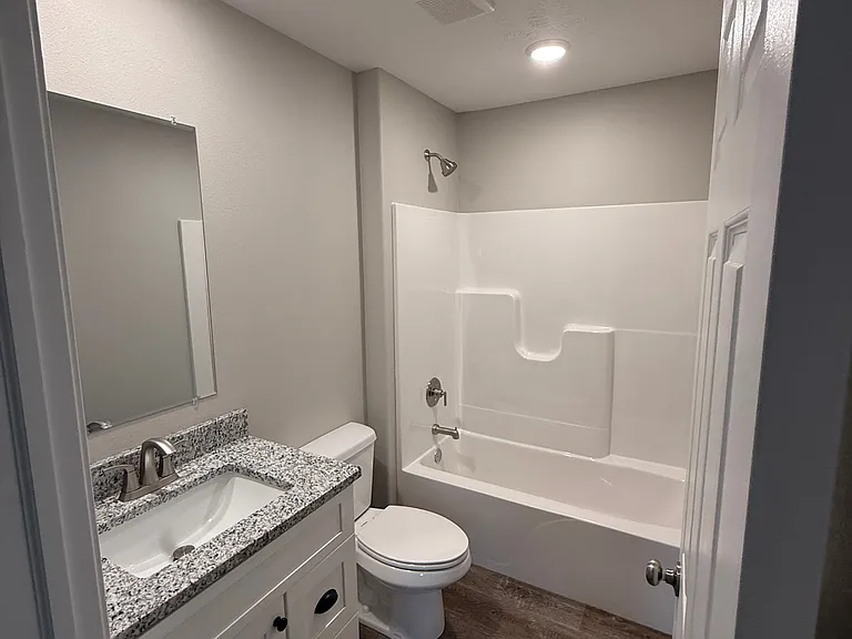 582-580 W Goodman Dr #580 — Photo 2