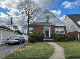 533 S 14th St, New Hyde Park, NY 11040