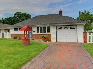 15 Surrey Rd, Massapequa, NY 11758