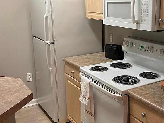 Kitchen - everything within reach! Fully stocked - including new cutlery, dishes, knives, pots, pans, dish towels, oven mitts, kitchen utensils and toaster.