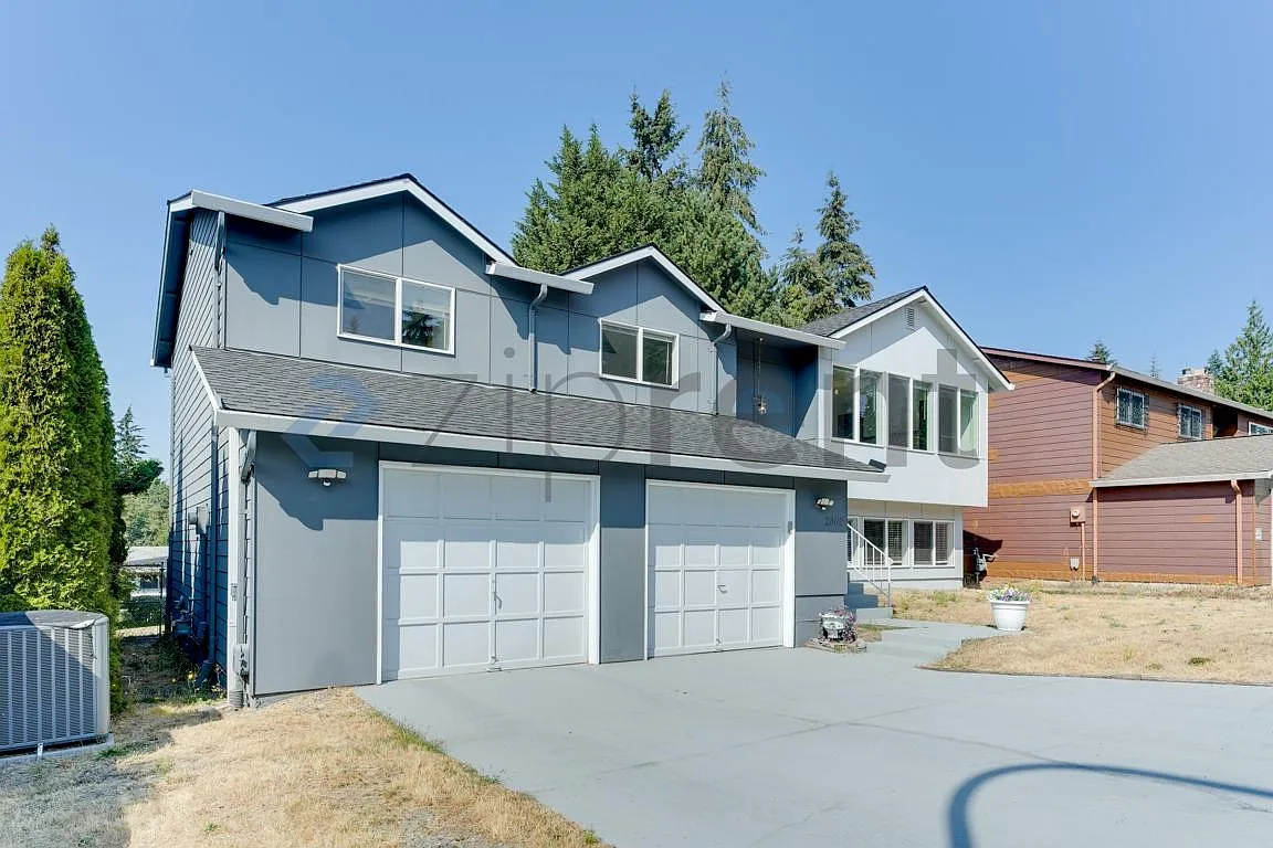 3 bed, 2330 sqft, $4,825 — Photo 1
