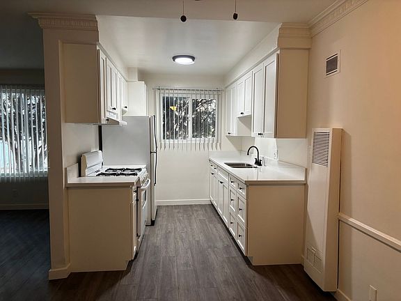 3rd image of 1807-09 N Winona Blvd #1807-2