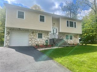 60 Forest Glen Rd, Valley Cottage, NY 10989