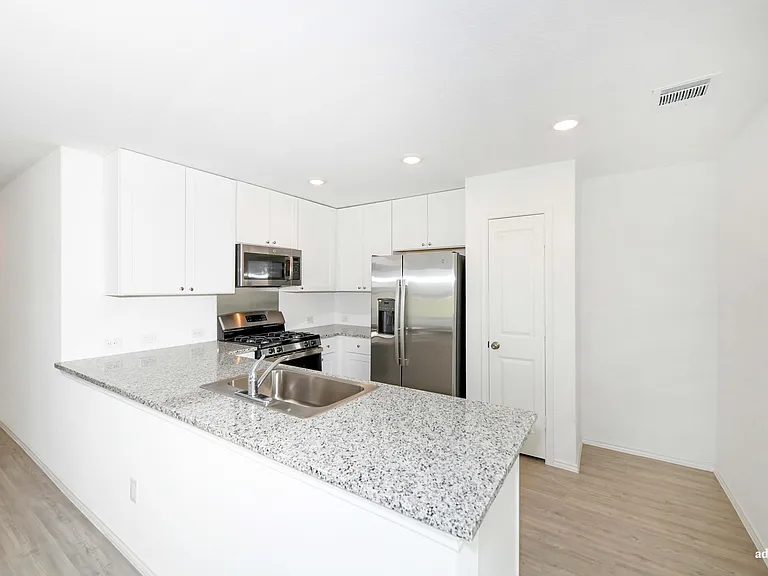 1074 Finesse Ln — Photo 3