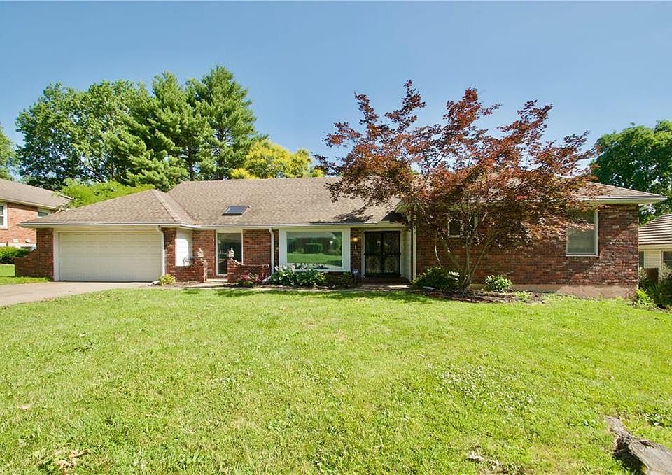 1st image of 28 W Bridlespur Dr