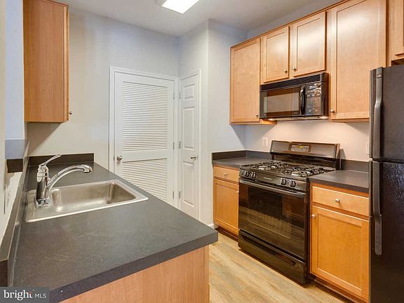 3rd image of 4862 Eisenhower Ave Unit 468