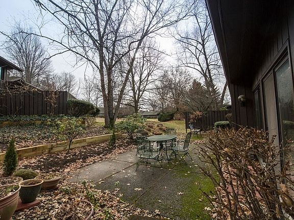 4th image of 455-55 Meadowview Dr