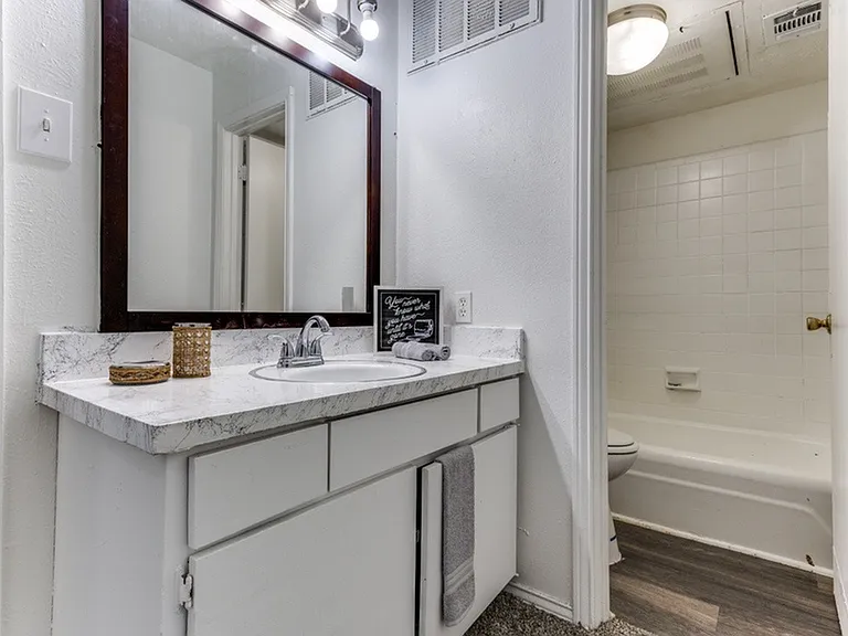 Dell Marr Allandell Apartments Bathroom