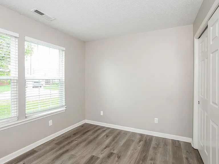 5765 Arlington Dr — Photo 12