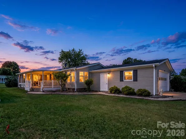 528 Riverwind Dr, Hendersonville, NC 28739