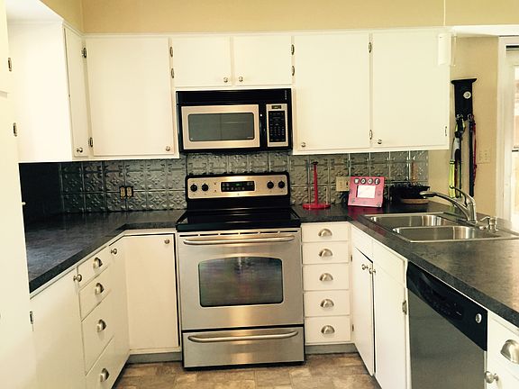 3rd image of 1015 Meadowview Dr