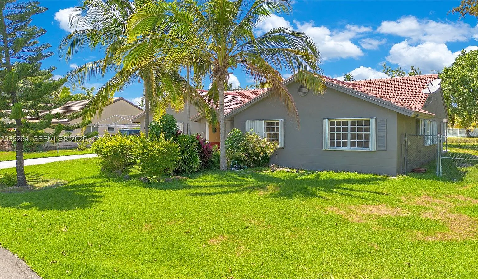 4 bed, 2.0 bath, $3,900 — Photo 3